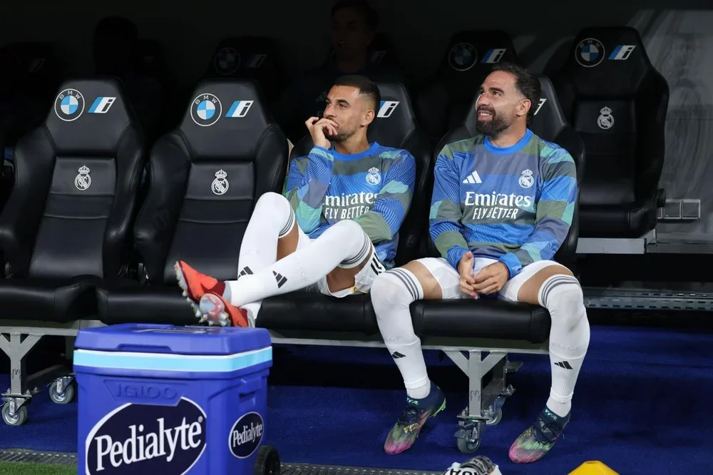 Dani Ceballos y Dan Carvajal, en el banquillo del Bernabéu.
